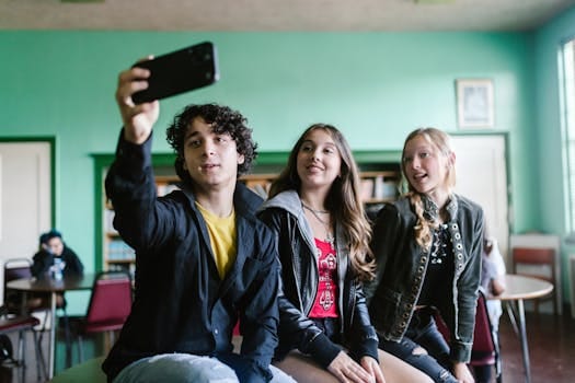 Smartphone Tripods for Perfect Group Photos
